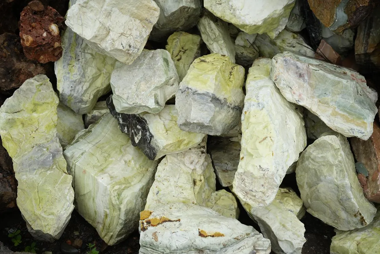 garden-rocks green decorative garden stones